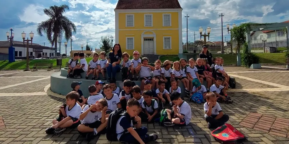 A visita proporcionou momentos de interação e aprendizado significativo, unindo teoria e prática de forma lúdica