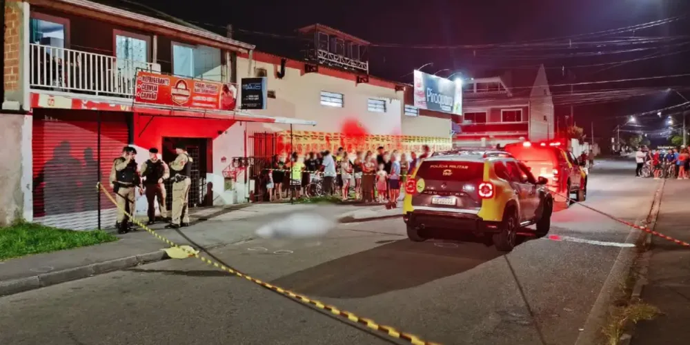 Uma equipe da Polícia Militar (PM) atendeu a ocorrência e isolou o local para garantir a segurança das provas