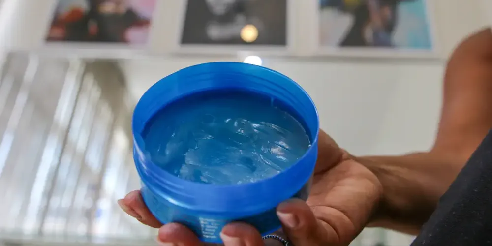 Produtos são usados para modelar, trançar ou fixar os cabelos