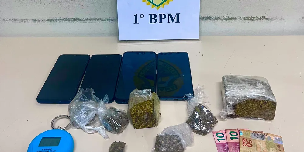 Suspeita estaria de posse de drogas, dinheiro, aparelhos celulares e uma balança de prisão