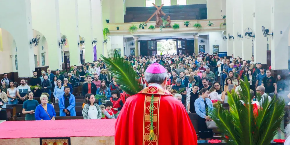 A procissão de Ramos com Dom Bruno saiu da igreja do Rosário