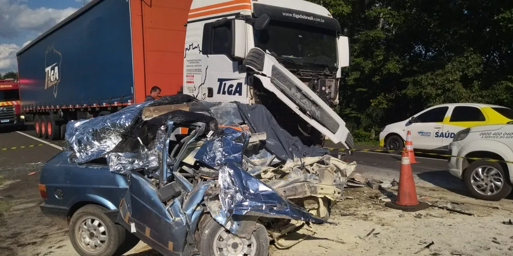 Colisão frontal envolveu um caminhão e um veículo Gol, no km 300
