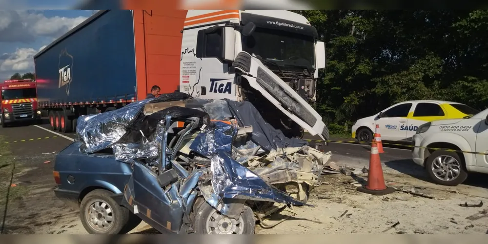 Colisão frontal envolveu um caminhão e um veículo Gol, no km 300