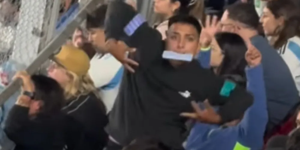 O rapaz foi flagrado imitando um macaco