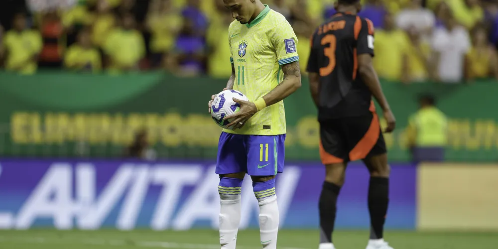 Raphinha se preparando para cobrar o pênalti contra a Colômbia