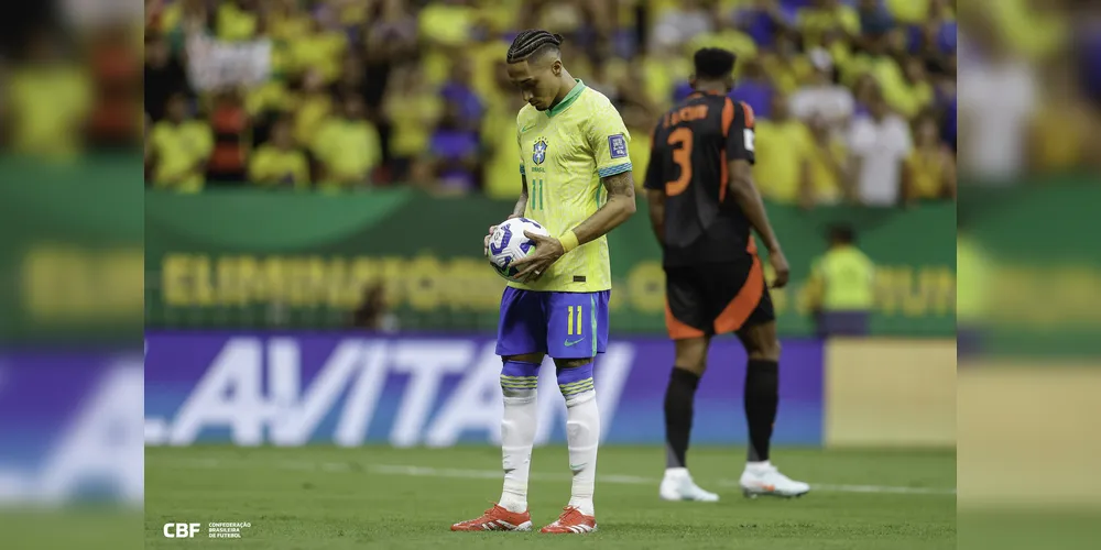 Raphinha se preparando para cobrar o pênalti contra a Colômbia