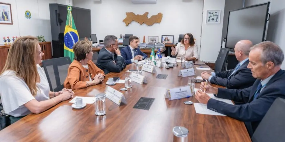 Luciana Barbosa de Oliveira Santos, confirmou ao reitor Miguel Sanches Neto a destinação de recursos