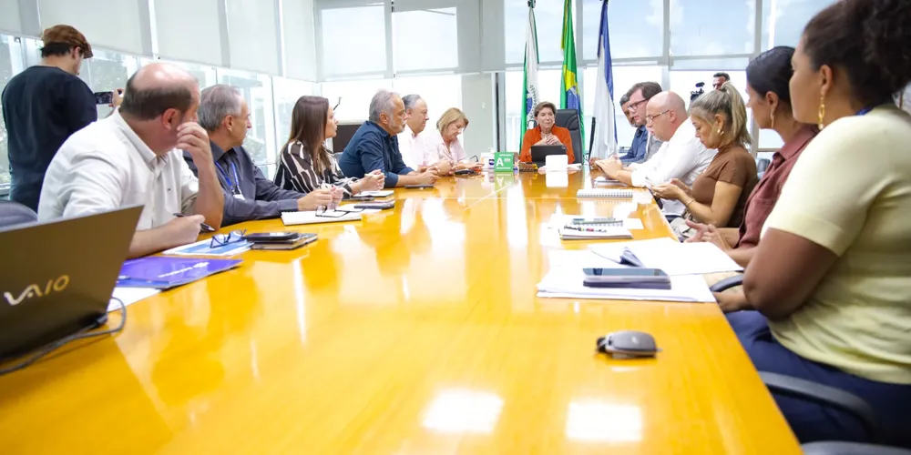 Prefeita Elizabeth Schmidt e membros do Governo Municipal ouviram as explicações da Sanepar sobre problema da falta d'água em Ponta Grossa