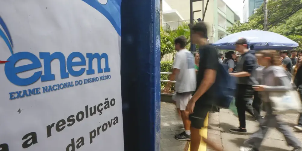 Estudantes do Pé-de-Meia e do 3º ano de escolas públicas estão entre o público apto a pedir a isenção da taxa