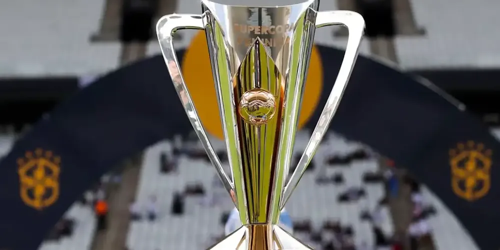 Taça da Supercopa Feminina. O último campeão é a equipe do Corinthians