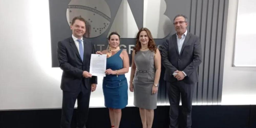 Antônio César Bochenek e Mariantonieta Pailo Ferraz, Rubia Carla Goedert (ex-presidente da OABPG) e Jorge Sebastião Filho (ex-presidente da OABPG)