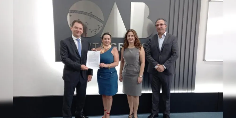 Antônio César Bochenek e Mariantonieta Pailo Ferraz, Rubia Carla Goedert (ex-presidente da OABPG) e Jorge Sebastião Filho (ex-presidente da OABPG)