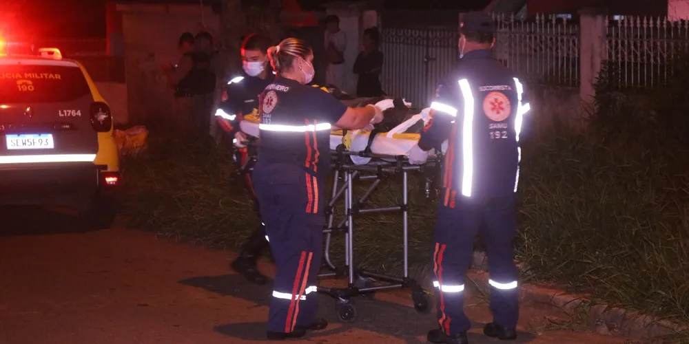 Mesmo baleado na perna, homem conseguiu correr por aproximadamente 50 metros; ambulâncias e a Polícia Militar foram acionados