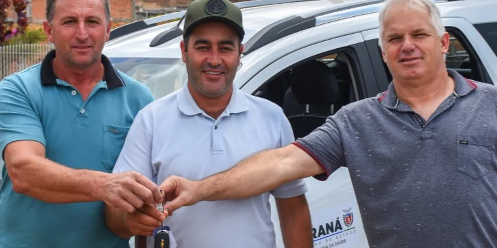 O vereador Josmair Bobato, o prefeito Marcelo Leite e o presidente local do PSDB, Marcos Nass, estiveram presentes na entrega dos veículos.