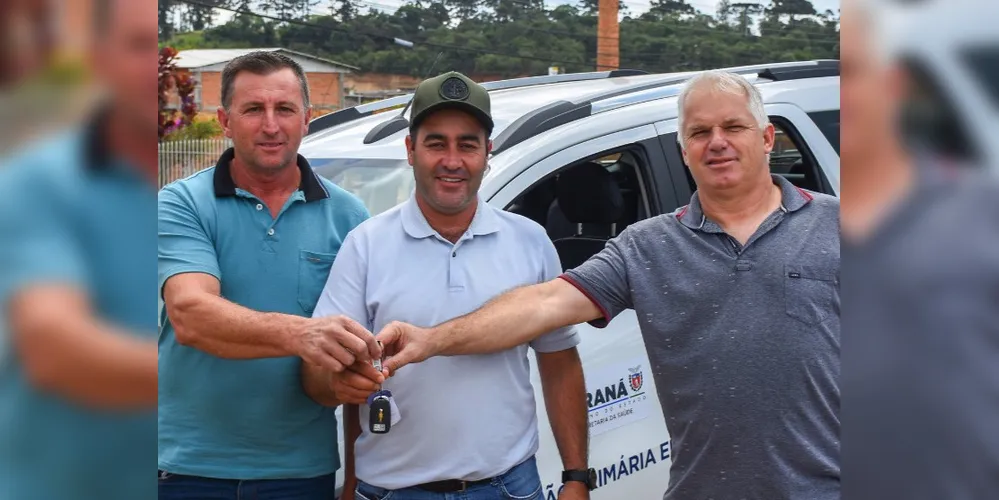 O vereador Josmair Bobato, o prefeito Marcelo Leite e o presidente local do PSDB, Marcos Nass, estiveram presentes na entrega dos veículos.