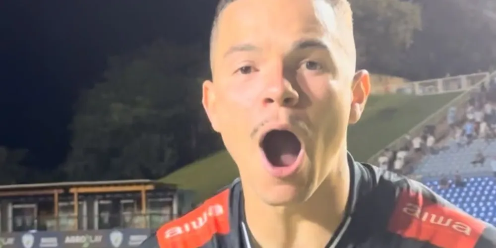 Ao final do vídeo, Rodrigo Rodrigues se aproxima da câmera e celebra.