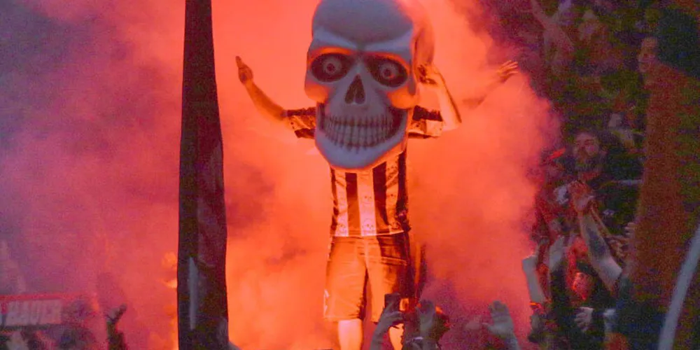 Torcida organizada 'Os Fanáticos' participou do desfile