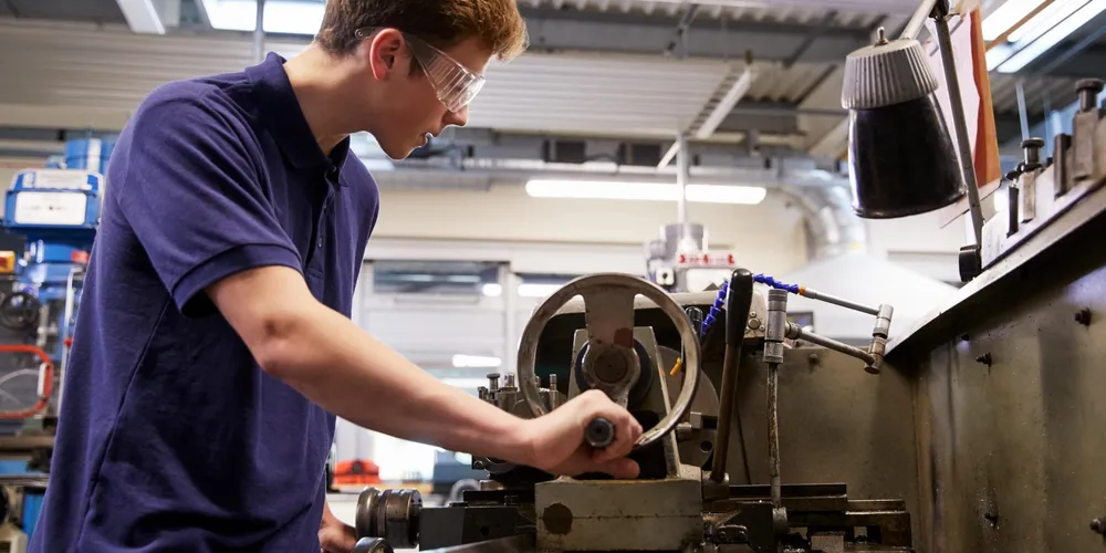 O curso de torneiro mecânico tem duração de 320 horas