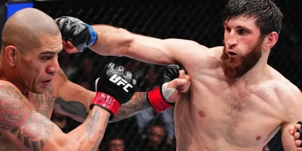 O russo mostrou superioridade ao longo da luta, pressionando o brasileiro