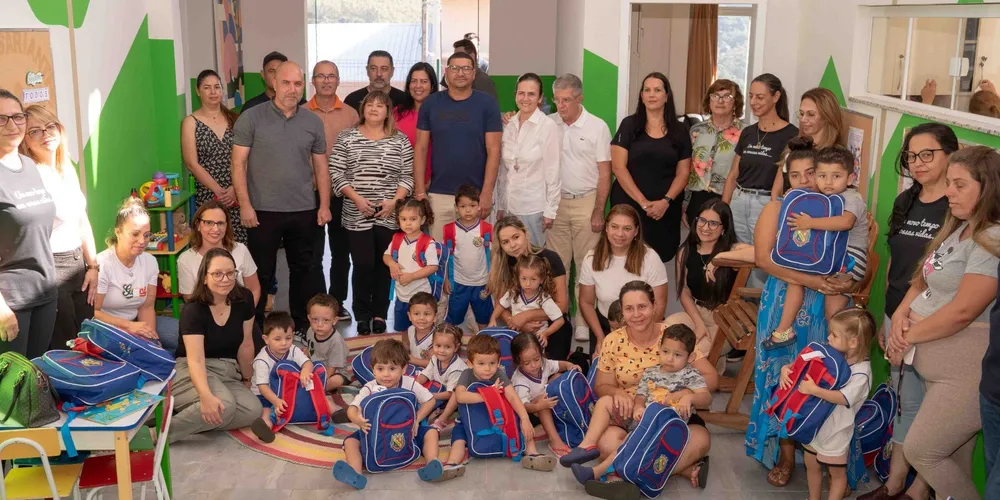 A entrega simbólica aconteceu no CMEI Vinicius de Moraes, no Bela Vista, e na Escola do Campo Santos Dumont, no Triângulo