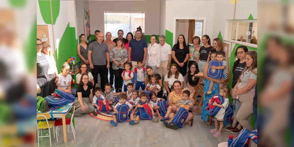 A entrega simbólica aconteceu no CMEI Vinicius de Moraes, no Bela Vista, e na Escola do Campo Santos Dumont, no Triângulo