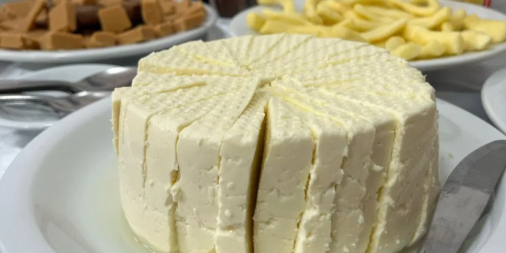 A receita de requeijão artesanal, originária da Serra da Canastra, em Minas Gerais, foi transmitida de geração em geração até chegar à produtora e empresária Eleni Aleixo Bernini