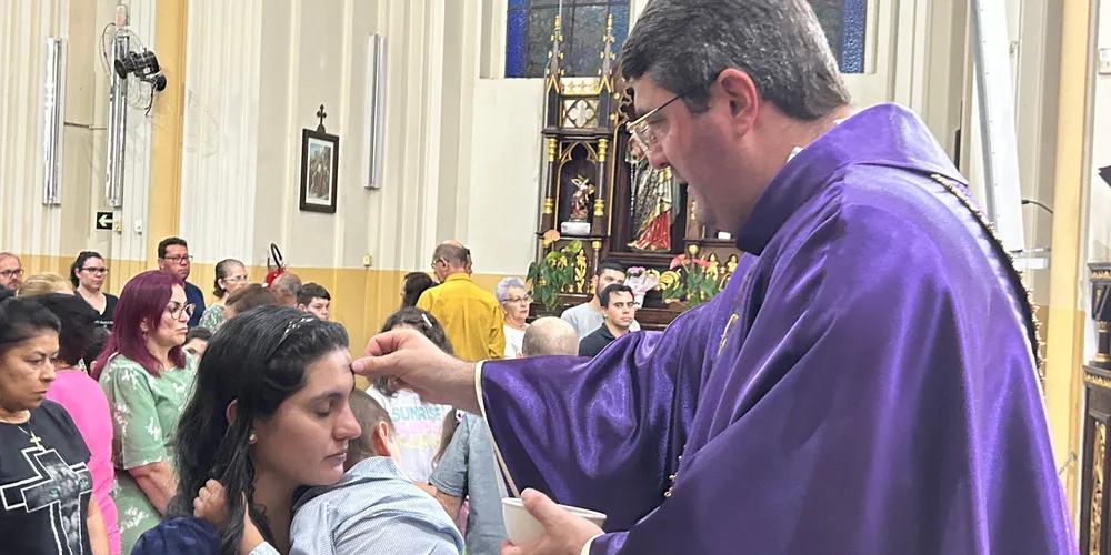 Padre Delsi, da Igreja dos Polacos: primeira imposição de cinzas da quarta-feira