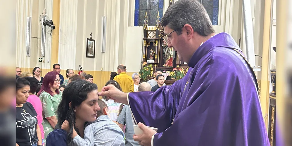 Padre Delsi, da Igreja dos Polacos: primeira imposição de cinzas da quarta-feira