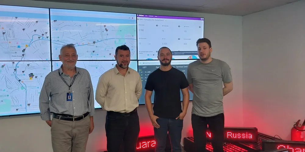 O diretor do Departamento de Transporte, Diego Vaz, apresentou aos visitantes como funciona o novo sistema