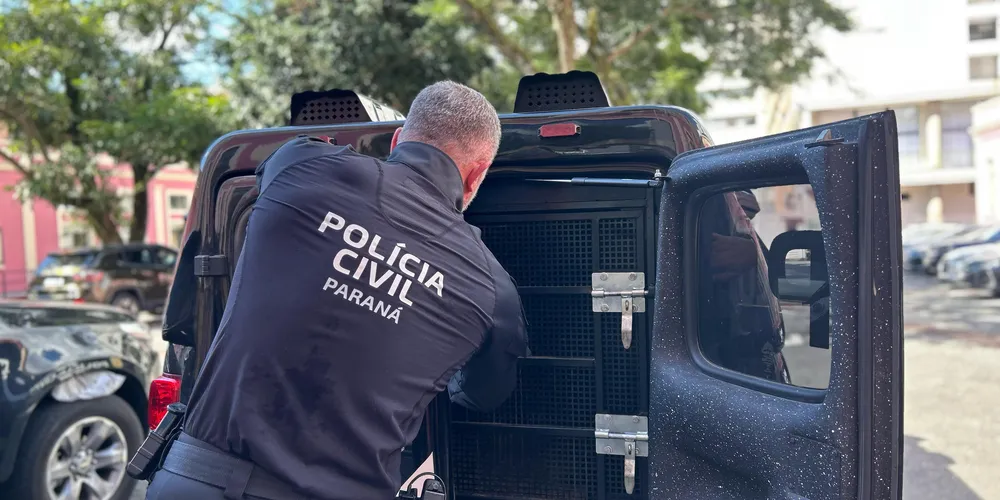 Câmeras de segurança registraram a colisão e a fuga do homem