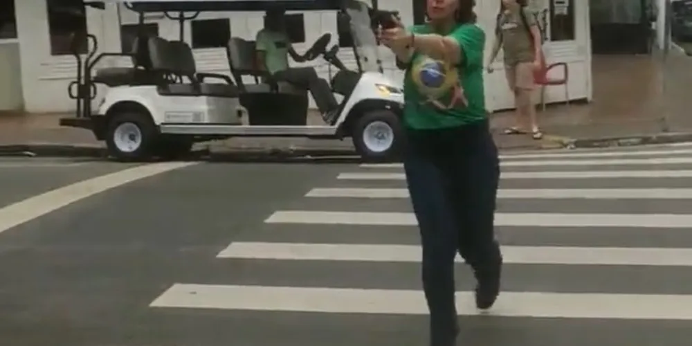 Zambelli foi filmada apontando uma arma para jornalista