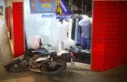 Moto atinge fachada de loja e quebra vidro na ‘Vicente Machado’, em PG