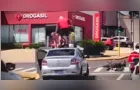 Virado no Jiraiya: homens sobem em carro e brigam no meio de avenida; veja vídeo