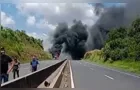 Incêndio em caminhão causa bloqueio total da BR-376, em Tibagi