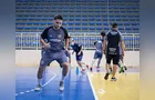 Elenco do Contorno Futsal se encontra com atletas de projeto social