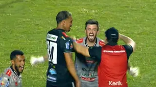 Elias comemorou muito a classificação após os pênaltis.