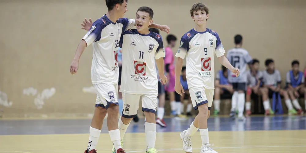 Elenco do ACGF/Gerencial sub-14 comemorando um gol