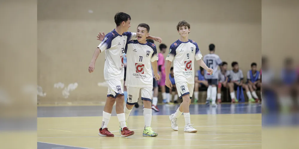 Elenco do ACGF/Gerencial sub-14 comemorando um gol