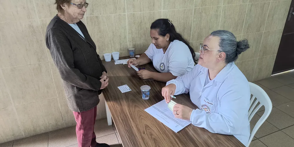 Para garantir a imunização, adultos e crianças devem levar um documento com foto e a carteirinha de vacinação