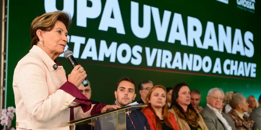 Prefeita de PG Elizabeth Schmidt discursando na inauguração da UPA Uvaranas