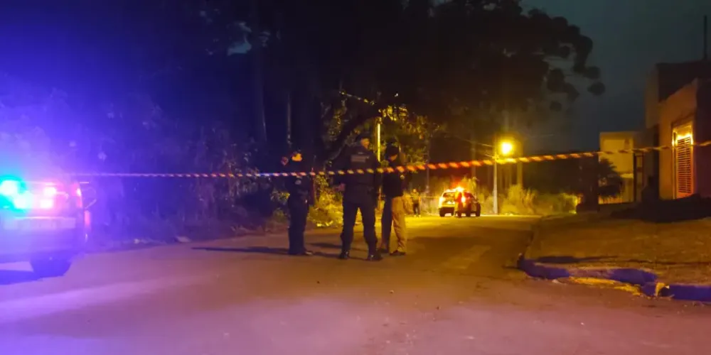 Segundo a Polícia Militar (PM), a confusão começou em um bar e terminou em frente a uma casa localizada no bairro Gralha Azul.