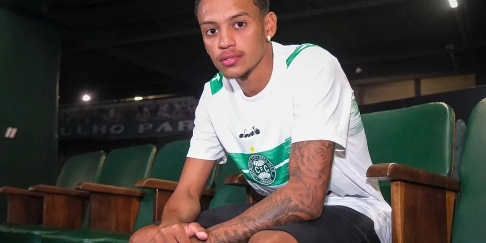 Caio Matheus com a camisa do Coritiba