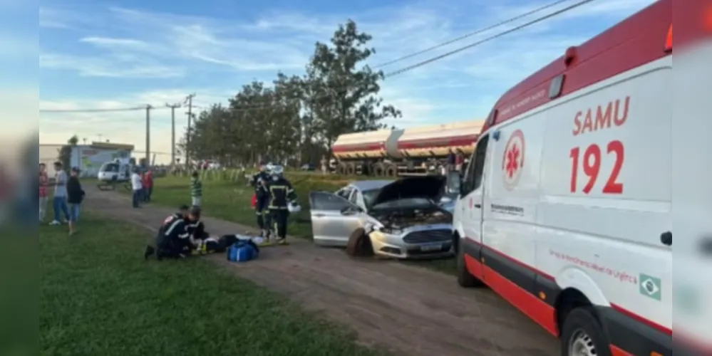 O veículo envolvido era um Ford Fusion, que saiu da pista, bateu contra um poste e uma cerca, e capotou