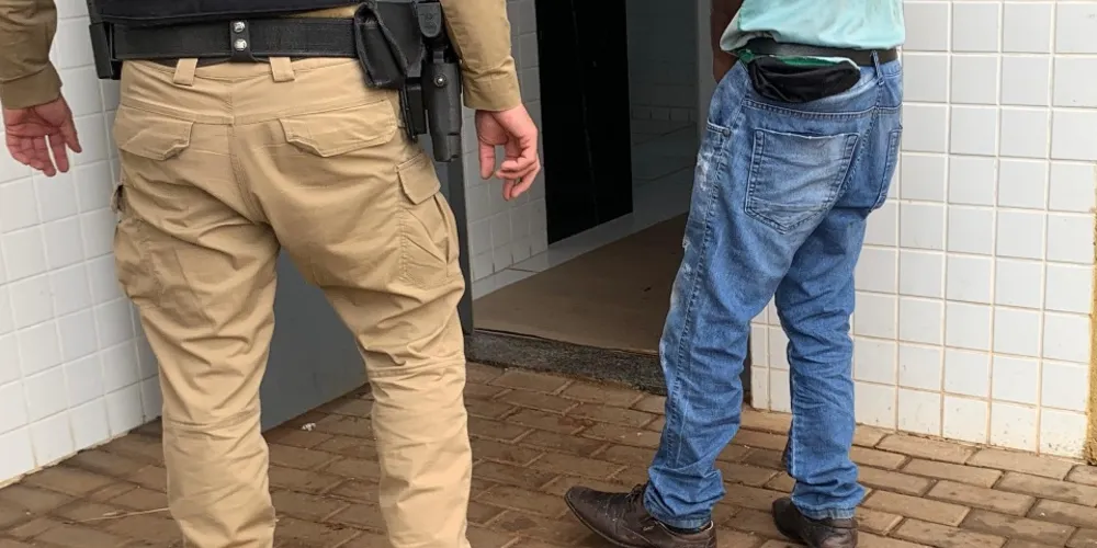 O homem acabou detido pela PM