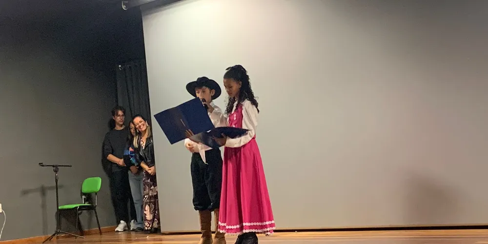 Trajes e inspiração marcaram representação da turma