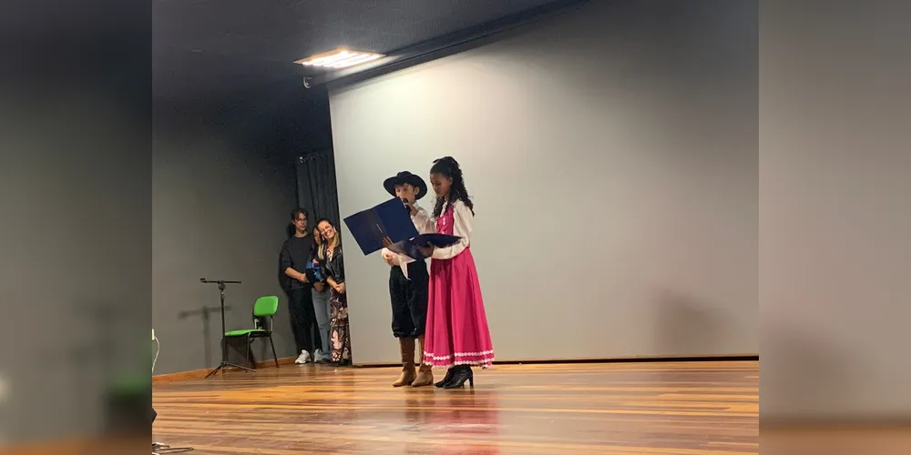 Trajes e inspiração marcaram representação da turma