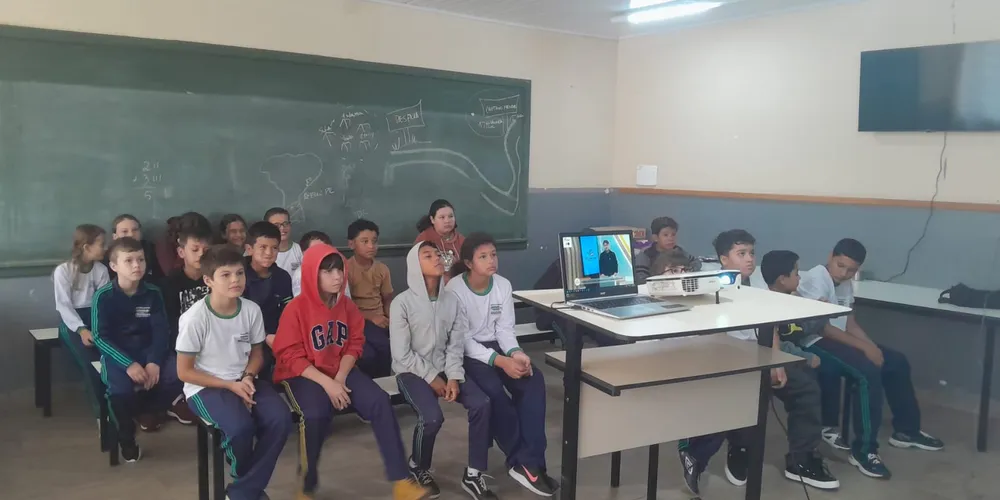 Produção da cooperativa e projeto despertou atenção nos educandos