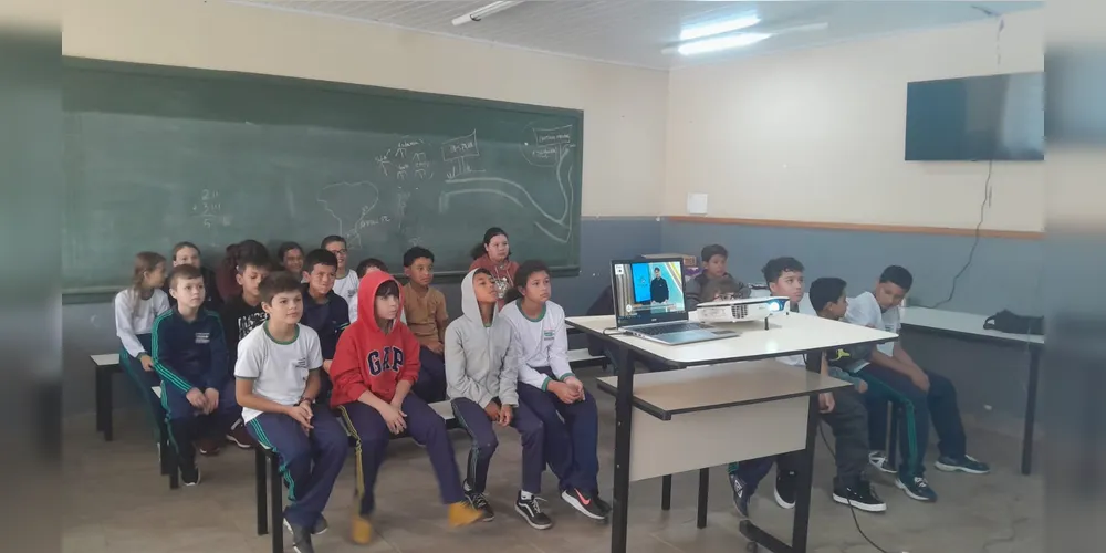 Produção da cooperativa e projeto despertou atenção nos educandos