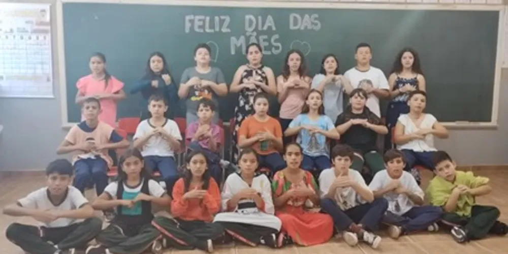 Confira um vídeo dos alunos em sala na comunicação com libras