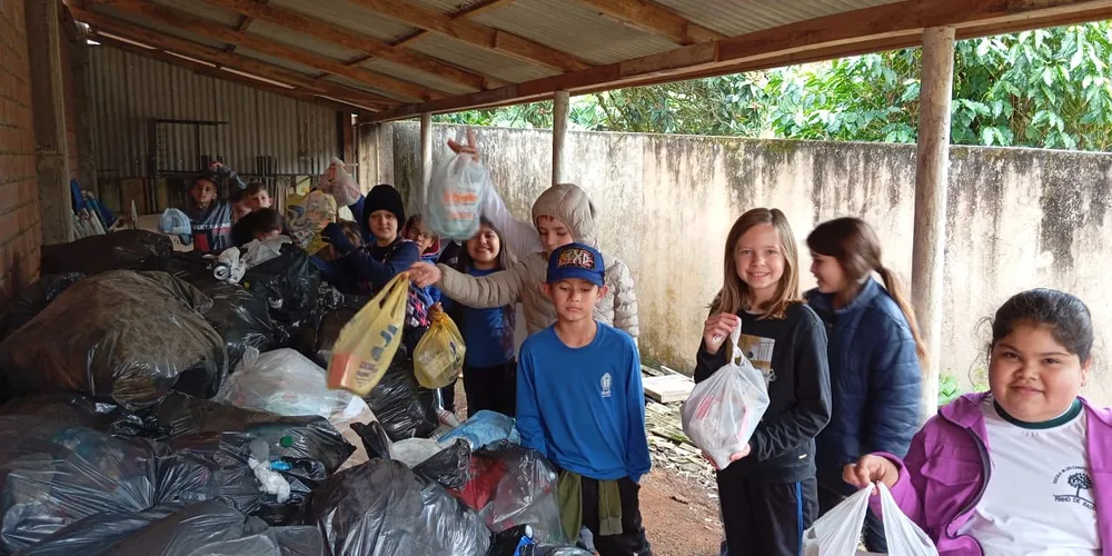 Com videoaula, alunos puderam se inspirar para levar recicláveis ao ponto de coleta seletiva da escola